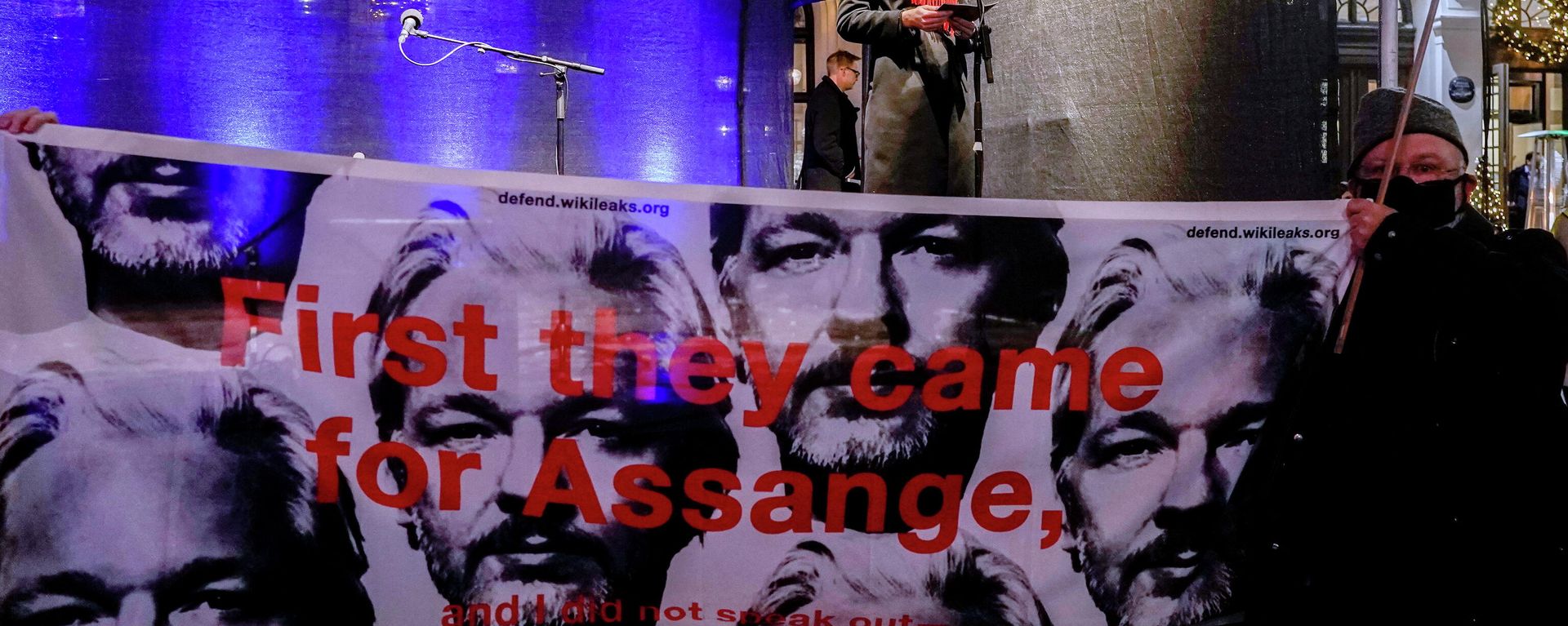 A banner in support of Julian Assange is displayed in front of a stage where the Norwegian Minister of Culture and Gender Equality Anette Trettebergstuen is holding an appeal before the torchlight procession in honour of this year's Nobel Peace Prize winners Maria Ressa and Dmitry Muratov in Oslo, Norway, December 10, 2021. A banner in support of Julian Assange is displayed in front of a stage where the Norwegian Minister of Culture and Gender Equality Anette Trettebergstuen is holding an appeal before the torchlight procession in honour of this year's Nobel Peace Prize winners Maria Ressa and Dmitry Muratov in Oslo, Norway, December 10, 2021. - Sputnik International, 1920, 11.12.2021