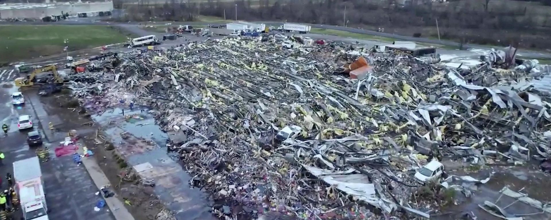 Aerial view of a candle factory after a tornado tore through, in Mayfield, Kentucky, U.S., December 11, 2021, in this still image taken from a video. Video taken with a drone. Aerial view of a candle factory after a tornado tore through, in Mayfield, Kentucky, U.S., December 11, 2021, in this still image taken from a video. Video taken with a drone. - Sputnik International, 1920, 13.12.2021