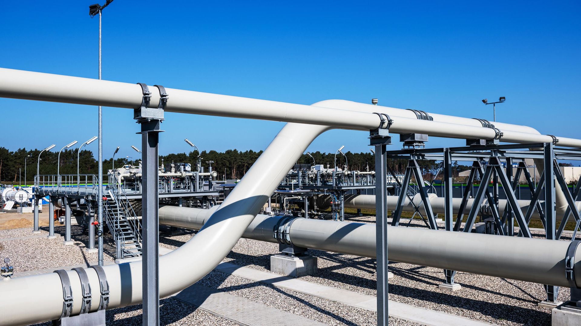 Piping systems and shut-off valves are pictured at the gas receiving station of the Nord Stream Baltic Sea pipeline, in Lubmin, Germany.  - Sputnik International, 1920, 07.03.2022