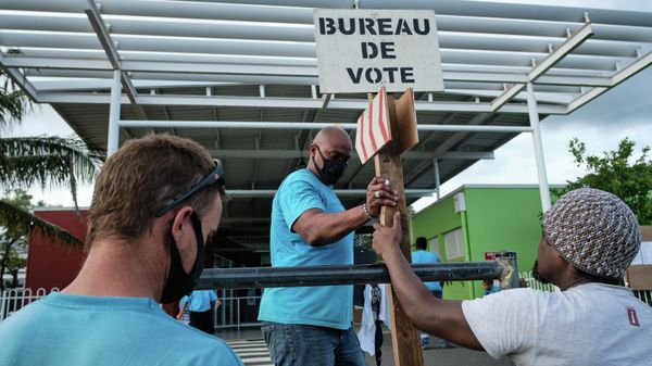 Municipality's employees set a polling station ahead of the referendum on independence in Noumea, on the French South Pacific territory of New Caledonia, on December 10, 2021 - Sputnik International