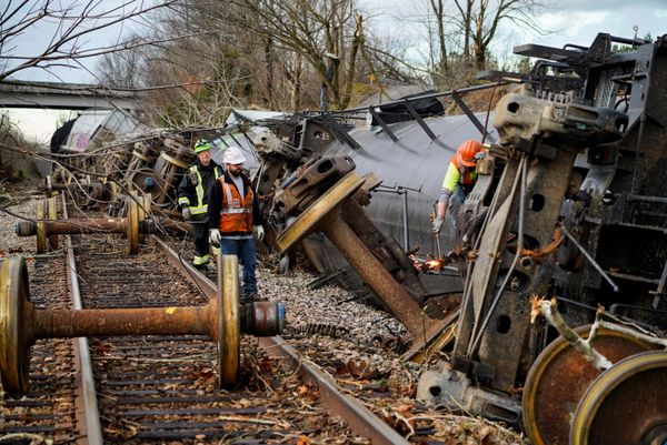 People work at the scene of a train derailment after a devastating outbreak of tornadoes ripped through several US states. Earlington, Kentucky, on 11 December 2021. - Sputnik International