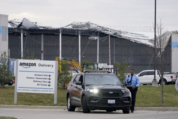 A heavily damaged Amazon fulfillment centre is seen Saturday, on 11 December 2021, in Edwardsville, Ill. A large section of the roof of the building was ripped off and walls collapsed when strong storms moved through the area Friday night. - Sputnik International