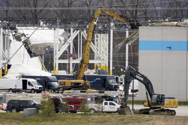 A heavily damaged Amazon fulfillment centre is seen on Saturday, 11 December 2021, in Edwardsville, Ill. - Sputnik International