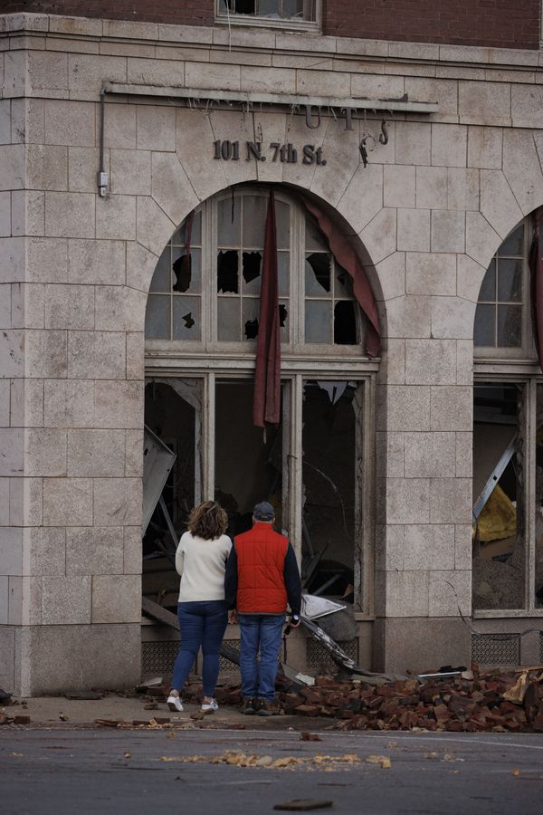 People survey a tornado-damaged business on 11 December 2021 in Mayfield, Kentucky. - Sputnik International