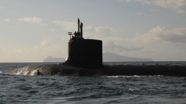 The Virginia-class fast attack submarine USS Virginia (SSN 774) cruises through the Bay of Naples on January 7, 2010 while on a scheduled deployment in the U.S. 6th Fleet area of responsibility - Sputnik International