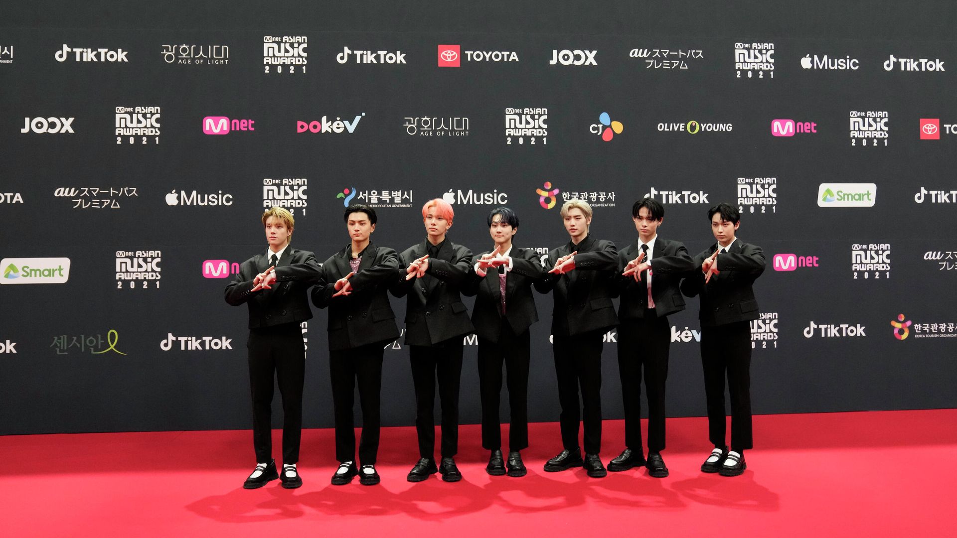 K-Pop group Enhypen pose for the photographers upon arrival at the 2021 Mnet Asian Music Awards or 2021 MAMA in Paju, South Korea - Sputnik International, 1920, 11.12.2021