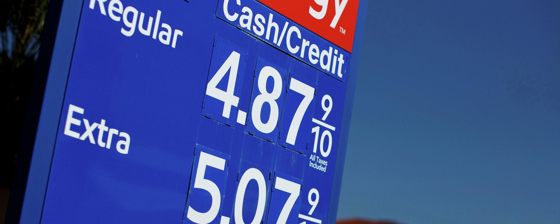 Gas prices grow along with inflation as this sign at a gas station shows in San Diego, California, U.S. November, 9, 2021.  REUTERS/Mike Blake/File Photo - Sputnik International, 1920, 12.12.2021