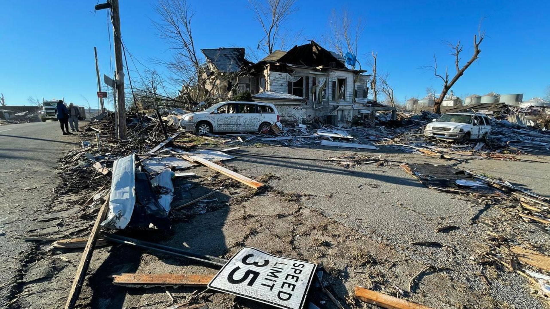Aftermath of powerful tornadoes that hit Kentucky, US - Sputnik International, 1920, 15.12.2021