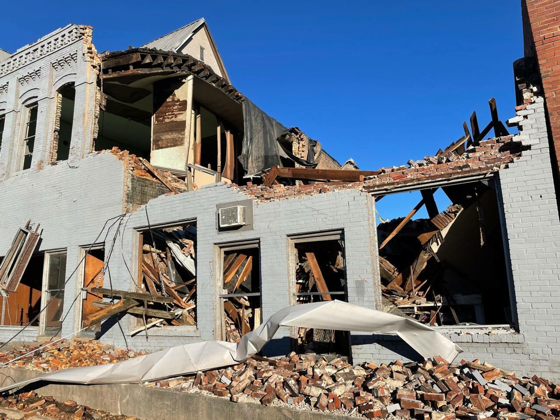 A half destroyed building after powerful tornadoes hit Kentucky, US on Friday, 10 December 2021 A half destroyed building after powerful tornadoes hit Kentucky, US on Friday, 10 December 2021 - Sputnik International, 1920, 12.12.2021