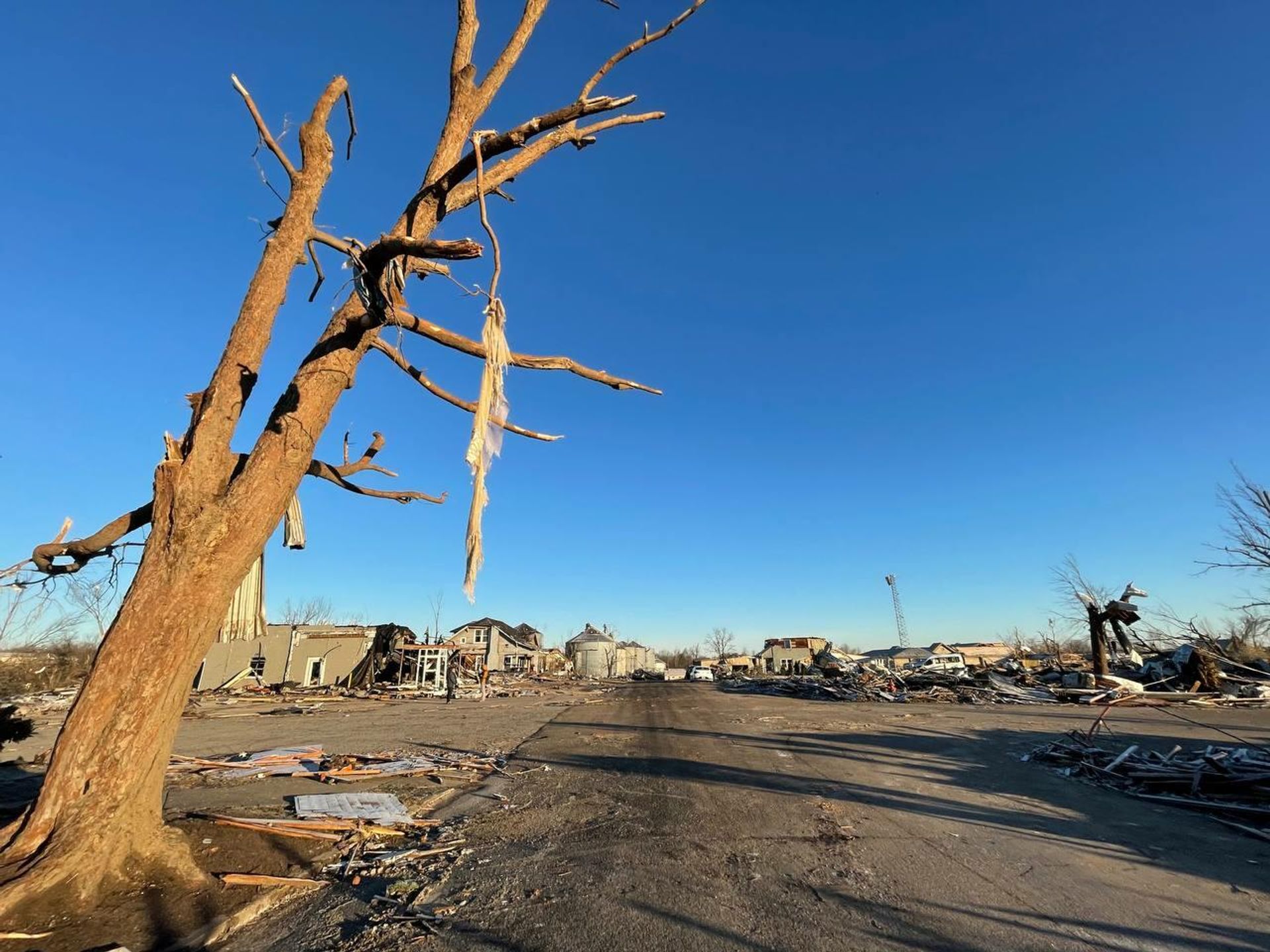 A view of a ravaged town in Kentucky after powerful tornadoes crossed through the state. A view of a ravaged town in Kentucky after powerful tornadoes crossed through the state. - Sputnik International, 1920, 12.12.2021