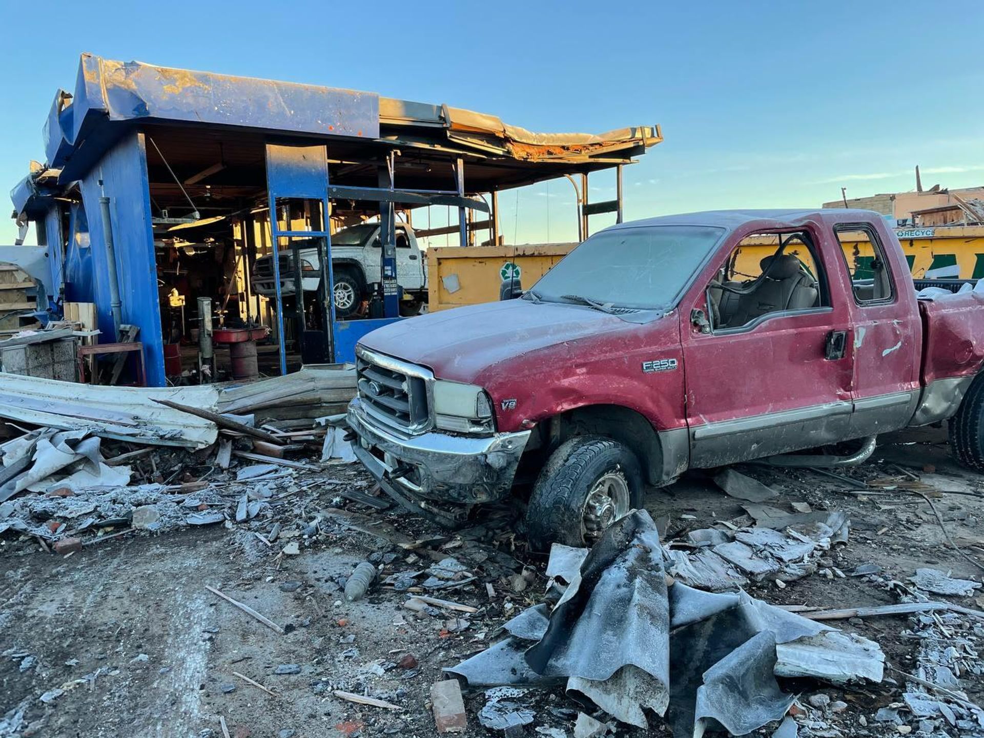 Destroyed cars and a repair shop after tornadoes hit Kentucky on Friday Destroyed cars and a repair shop after tornadoes hit Kentucky on Friday - Sputnik International, 1920, 12.12.2021