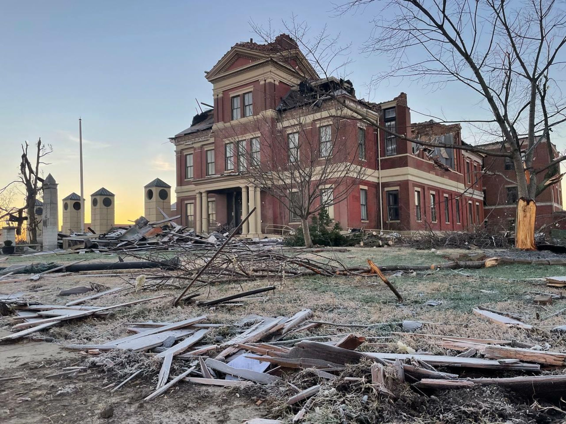 View of buildings, trees ravaged by a tornado in Kentucky, US View of buildings, trees ravaged by a tornado in Kentucky, US - Sputnik International, 1920, 12.12.2021