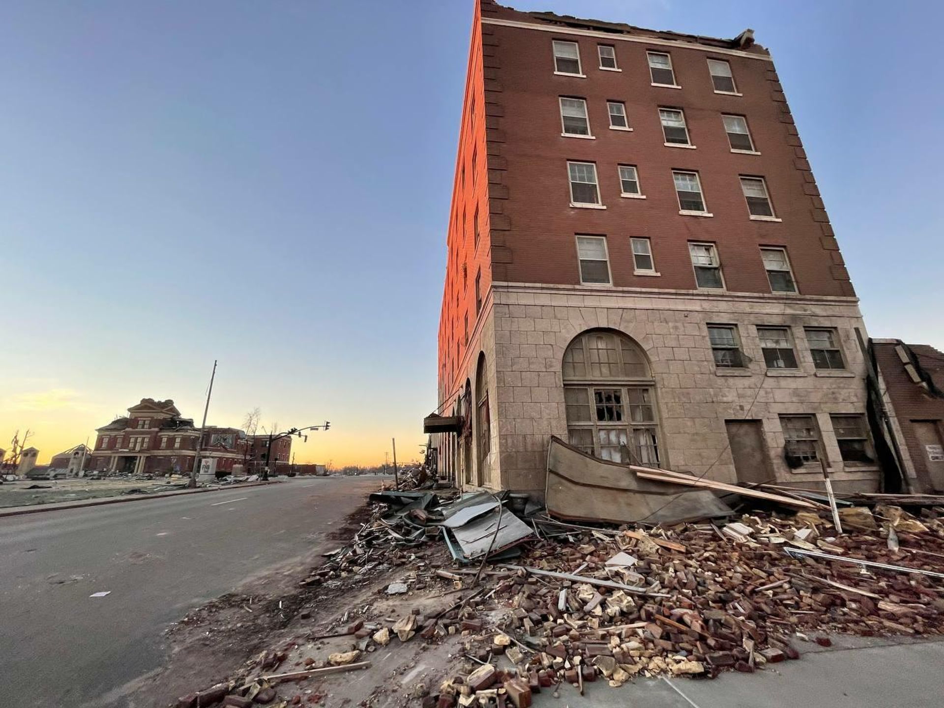 Rubbles of a building crushed by the tornadoes that hit Kentucky Rubbles of a building crushed by the tornadoes that hit Kentucky - Sputnik International, 1920, 12.12.2021