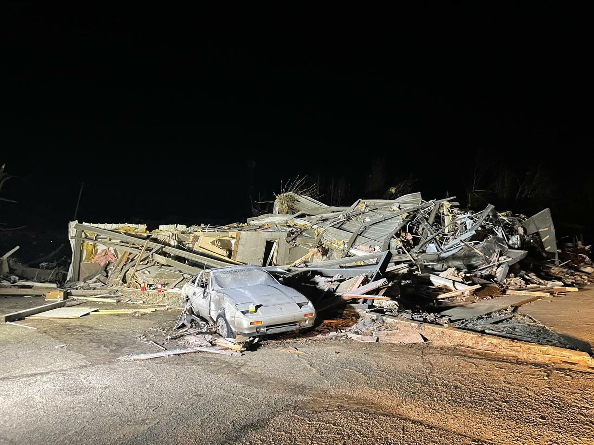 A house and a car destroyed by powerful tornadoes that hit Kentucky, US on Friday, 10 December 2021 A house and a car destroyed by powerful tornadoes that hit Kentucky, US on Friday, 10 December 2021 - Sputnik International, 1920, 12.12.2021