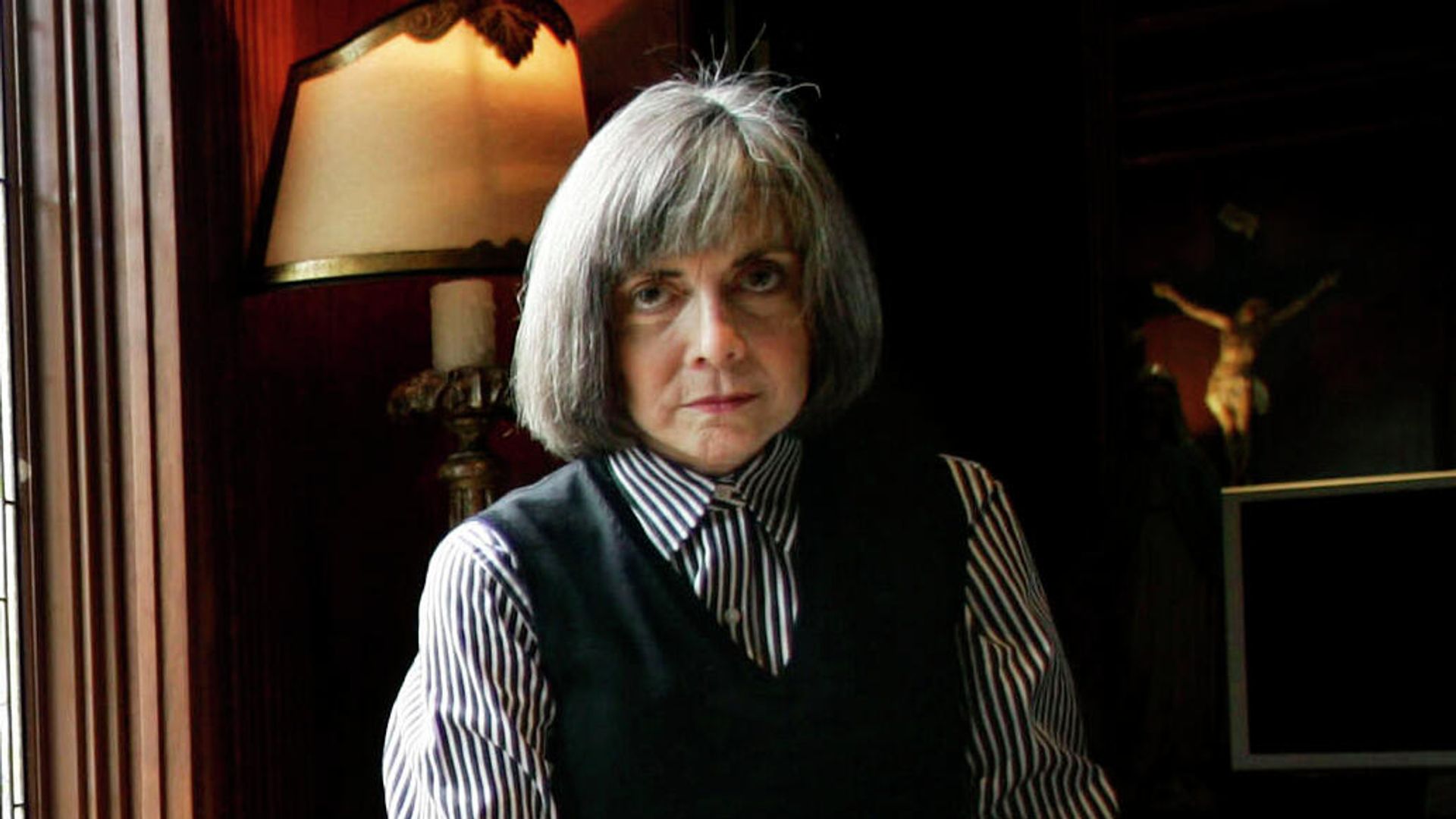 FILE - Author Anne Rice poses for a photo at her home Oct. 26, 2005, in San Diego. Rice’s “Interview with the Vampire” is rising again on screen, this time for TV. The bestselling novel, which was adapted for the 1994 Brad Pitt-Tom Cruise film, will be the basis for a new AMC and AMC+ series set for 2022. - Sputnik International, 1920, 12.12.2021