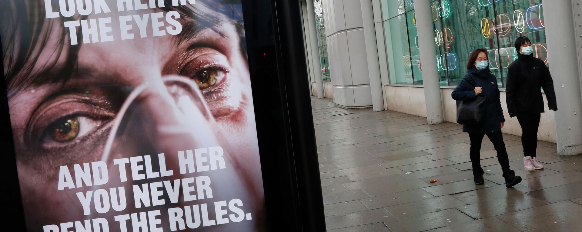 FILE - In this Feb. 2, 2021 file photo, pedestrians wearing masks against coronavirus walk past an NHS advertisement about COVID-19 in London, Tuesday, Feb. 2, 2021 FILE - In this Feb. 2, 2021 file photo, pedestrians wearing masks against coronavirus walk past an NHS advertisement about COVID-19 in London, Tuesday, Feb. 2, 2021 - Sputnik International, 1920, 13.12.2021