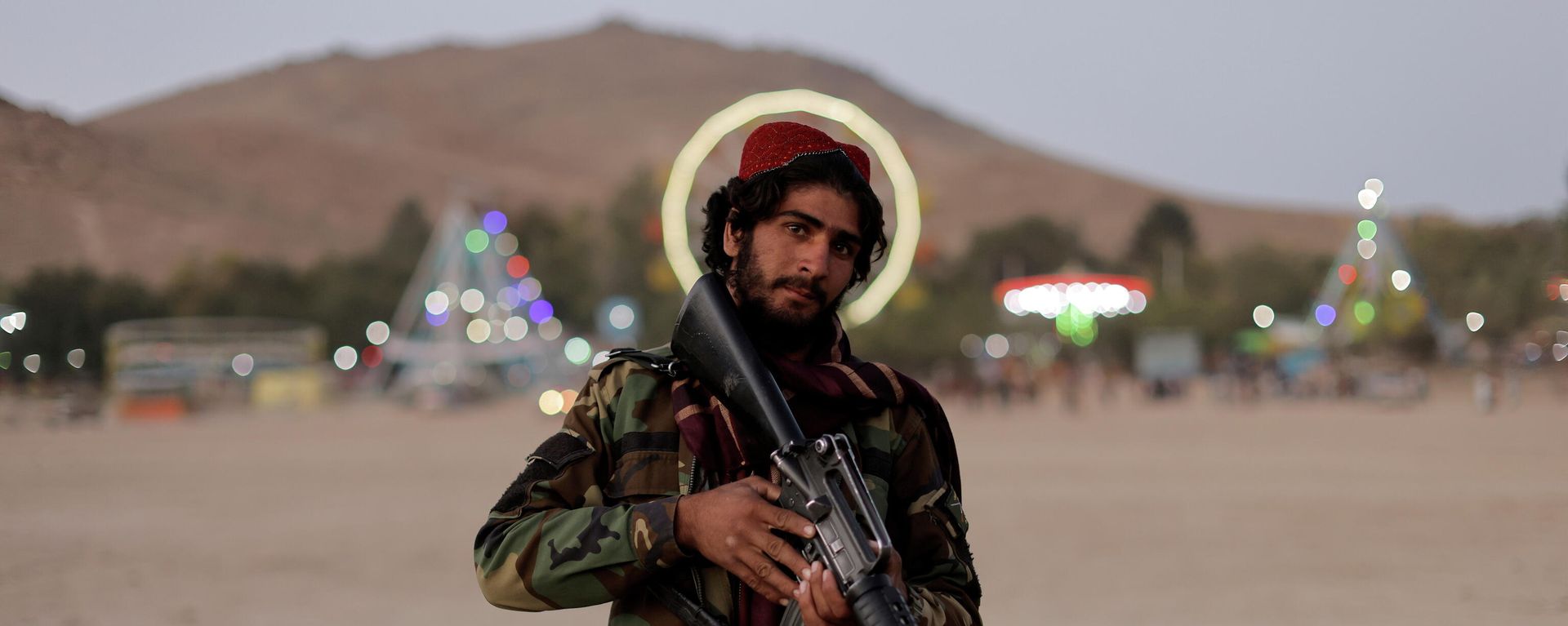 Taliban fighter, Mostashhed from Wardak province, looks on as he visits Kabul for the first time as hundreds of Taliban fighters take a day off to visit the amusement park at Kabul's Qargha reservoir, at the outskirts of Kabul, Afghanistan October 8, 2021. Picture taken October 8, 2021 Taliban fighter, Mostashhed from Wardak province, looks on as he visits Kabul for the first time as hundreds of Taliban fighters take a day off to visit the amusement park at Kabul's Qargha reservoir, at the outskirts of Kabul, Afghanistan October 8, 2021. Picture taken October 8, 2021 - Sputnik International, 1920, 13.12.2021