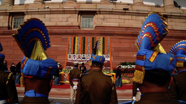 Indian security personnel and others pay tributes to victims of 2001 terror attack on Indian Parliament on its anniversary in New Delhi, India, Monday, Dec.13, 2021 - Sputnik International