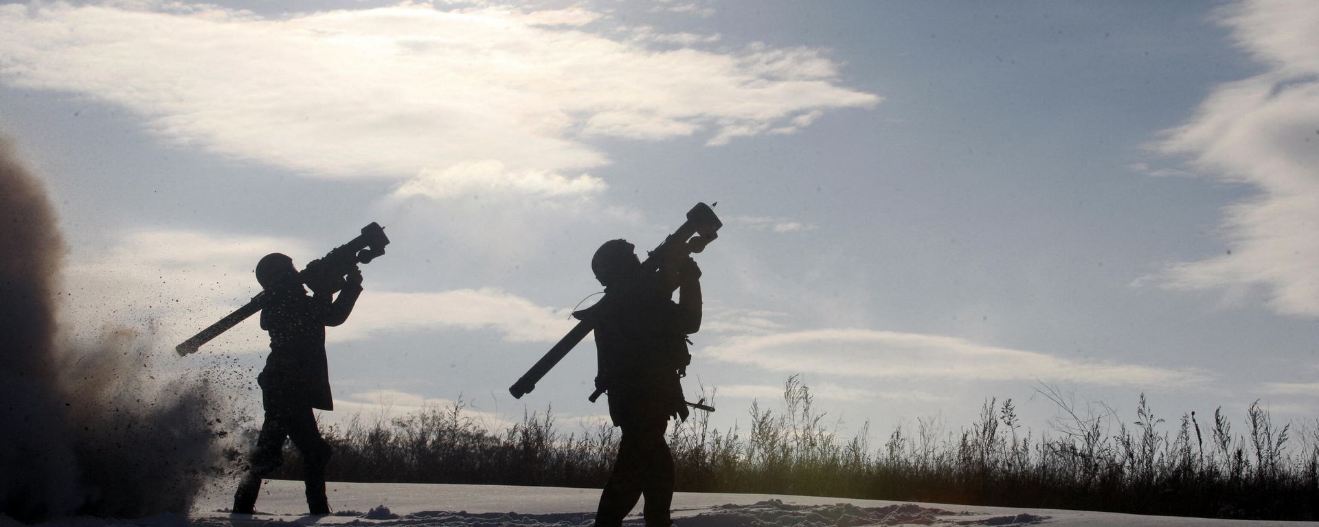 Ukrainian soldiers fire missiles with man-portable air-defense systems during exercices near the city of Shchastya, north of Lugansk, on December 1, 2014 - Sputnik International, 1920, 13.12.2021