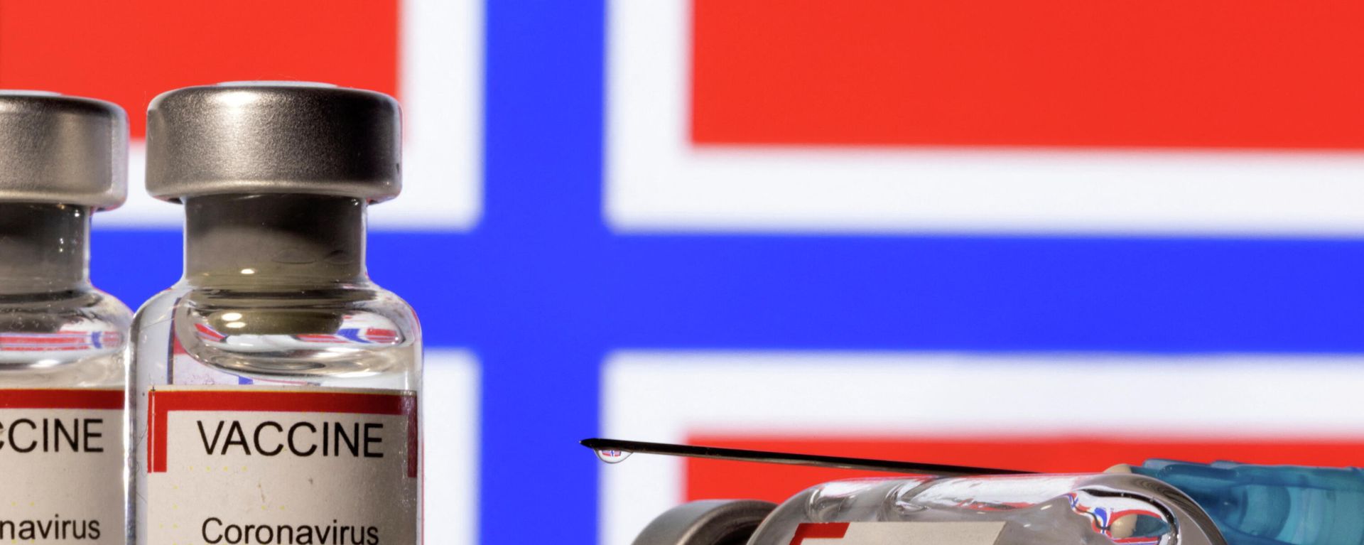 Vials labelled VACCINE Coronavirus COVID-19 and a syringe are seen in front of a displayed flag of Norway in this illustration taken December 11, 2021. Vials labelled VACCINE Coronavirus COVID-19 and a syringe are seen in front of a displayed flag of Norway in this illustration taken December 11, 2021. - Sputnik International, 1920, 28.12.2021