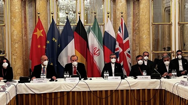 Deputy Secretary General of the European External Action Service (EEAS) Enrique Mora and Iran's chief nuclear negotiator Ali Bagheri Kani wait for the start of a meeting of the JCPOA Joint Commission in Vienna, Austria December 3, 2021. EU Delegation in Vienna/Handout via REUTERS  - Sputnik International