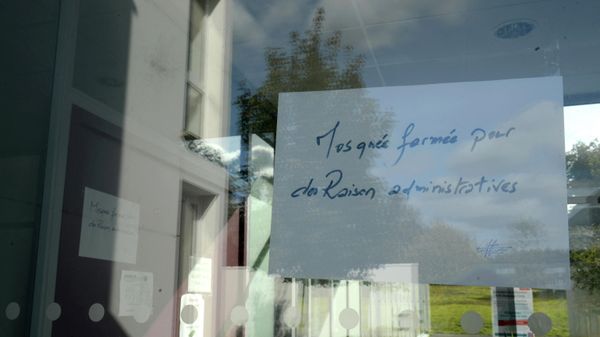 This photograph taken on October 13, 2021 shows a note reading 'mosque closed for administrative reasons' at the entrance to a mosque in Allones, north-western France. - The mosque which has been accused of legitimising terrorism or calling for jihad, regularly hosts some 300 worshippers and has a Koranic school on its premises, will be closed, the prefecture of Sarthe announced on October 13, 2021. - Sputnik International