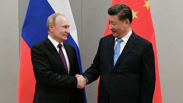 FILE PHOTO: Russian President Vladimir Putin shakes hands with Chinese President Xi Jinping during their meeting on the sidelines of a BRICS summit, in Brasilia, Brazil, November 13, 2019 - Sputnik International
