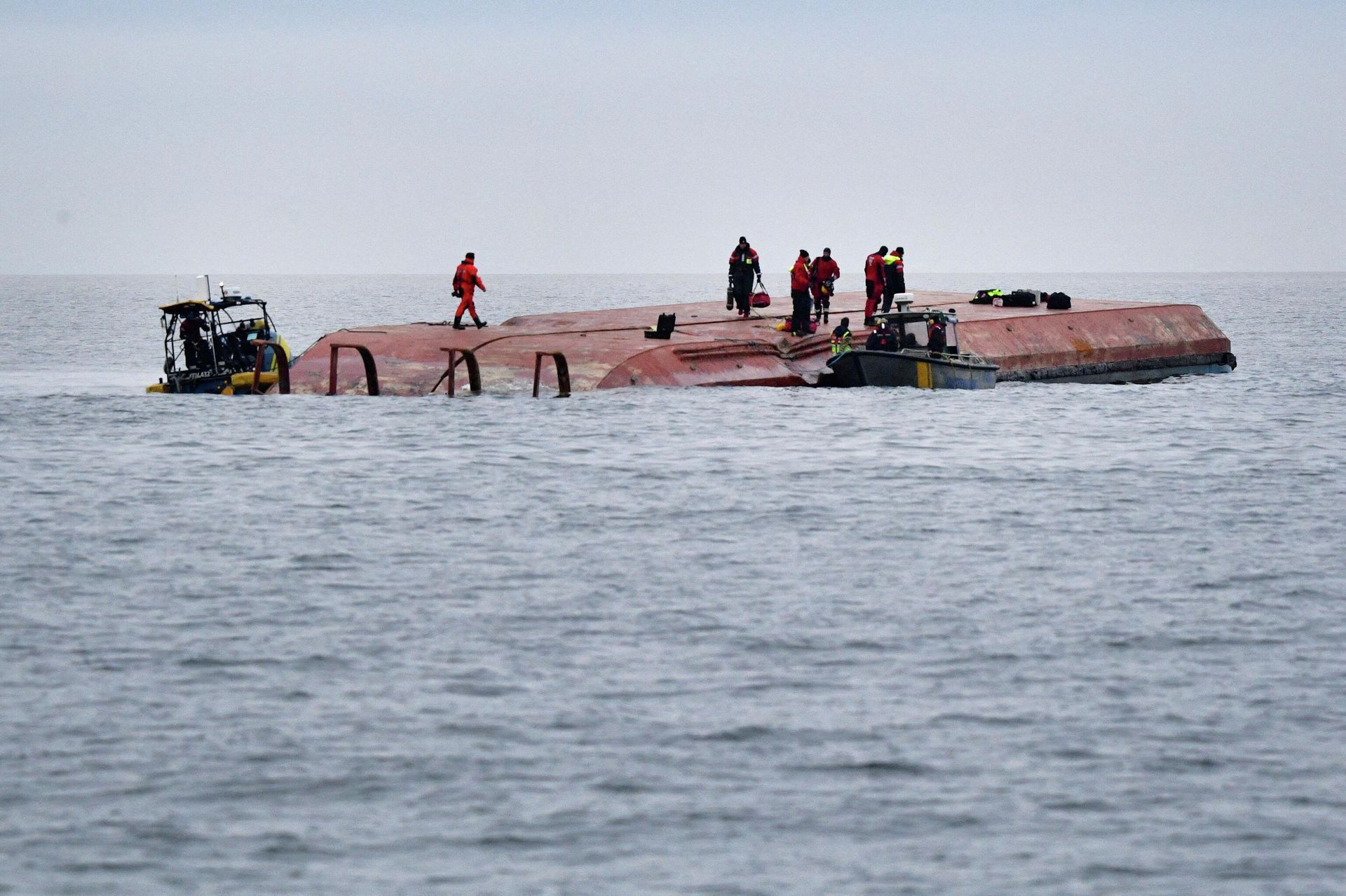 Divers work aboard the Danish cargo ship Karin Hoej which collided with the British cargo ship Scot Carrier between Ystad and Bornholm, on the Baltic Sea December 13, 2021 - Sputnik International, 1920, 14.12.2021