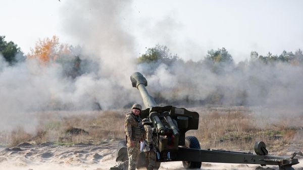 Ukrainian servicemen fire from a 152-mm D-20 howitzer cannon at an artillery range in the village of Devichki, Kiev region. - Sputnik International