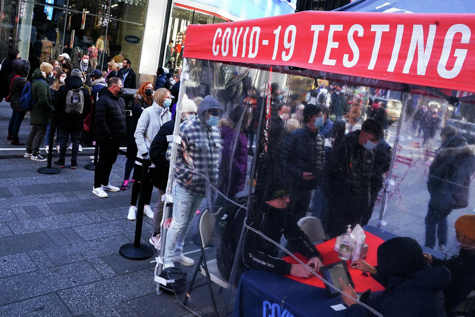 People queue for a coronavirus disease (COVID-19) test in Times Square during the COVID-19 pandemic in the Manhattan borough of New York City, New York, U.S., December 13, 2021 People queue for a coronavirus disease (COVID-19) test in Times Square during the COVID-19 pandemic in the Manhattan borough of New York City, New York, U.S., December 13, 2021 - Sputnik International, 1920, 26.12.2021