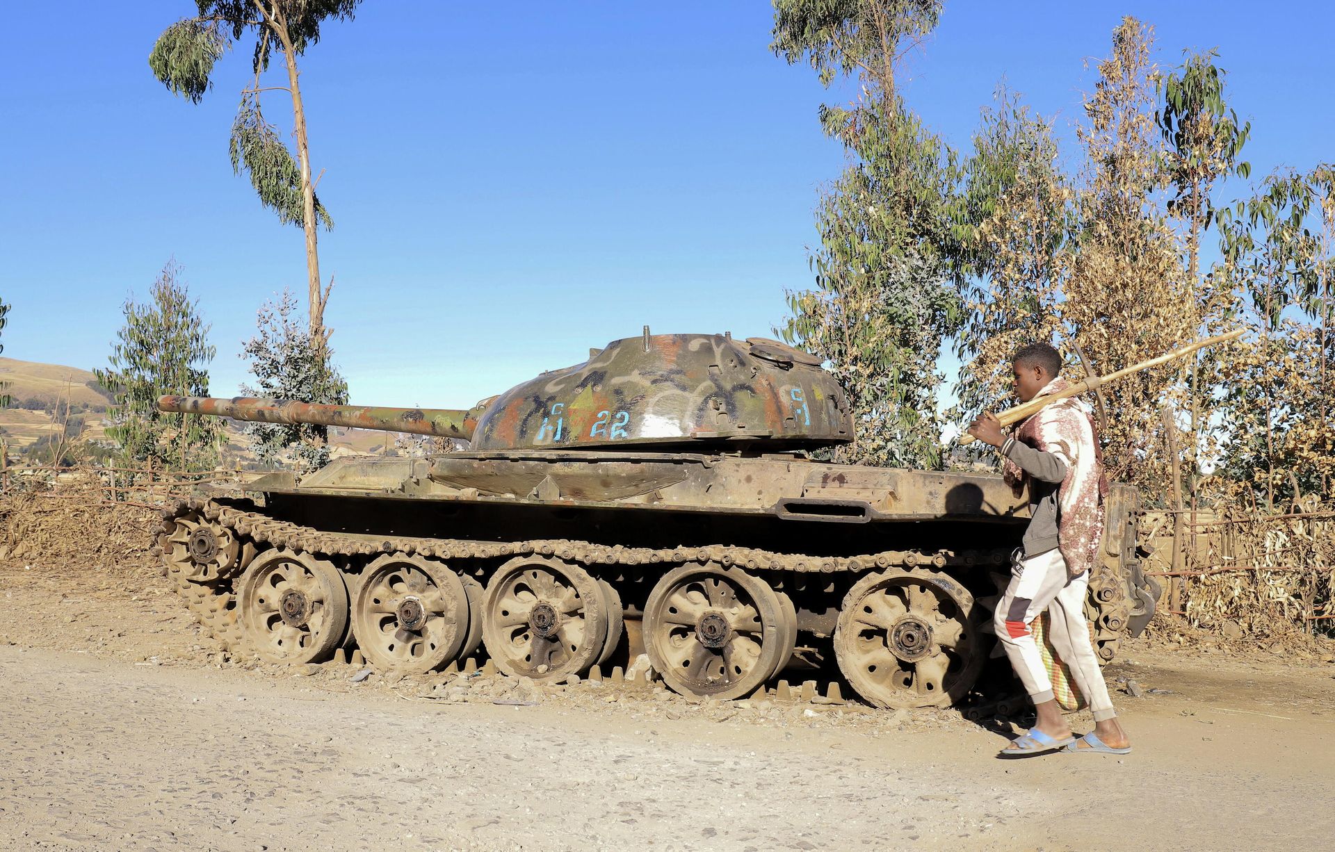 A farmer walks past a military tank destroyed recently during fighting between the Ethiopian National Defense Force (ENDF) and the Tigray People's Liberation Front (TPLF) in Damot Kebele of Amhara region, Ethiopia December 7, 2021. Picture taken December 7, 2021. A farmer walks past a military tank destroyed recently during fighting between the Ethiopian National Defense Force (ENDF) and the Tigray People's Liberation Front (TPLF) in Damot Kebele of Amhara region, Ethiopia December 7, 2021. Picture taken December 7, 2021. - Sputnik International, 1920, 24.12.2021