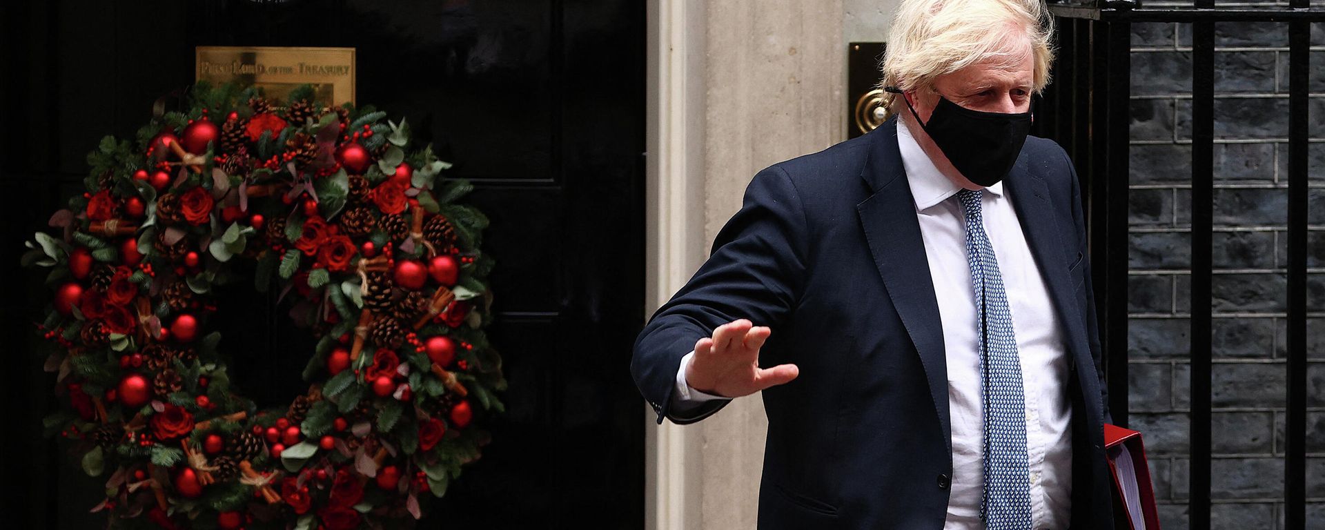 Britain's Prime Minister Boris Johnson, wearing a face covering to stop the spread of coronavirus, leaves from 10 Downing Street in central London on December 8, 2021 Britain's Prime Minister Boris Johnson, wearing a face covering to stop the spread of coronavirus, leaves from 10 Downing Street in central London on December 8, 2021 - Sputnik International, 1920, 17.12.2021