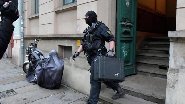 Police leaves a building during raids in several locations in Dresden, Germany, December 15, 2021, as part of an investigation into what they said was a plot to murder the state's prime minister, Michael Kretschmer, by anti-vaccination activists - Sputnik International