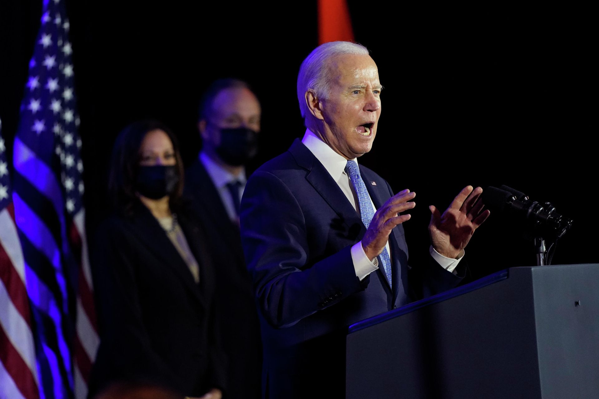 President Joe Biden speaks at a Democratic National Committee holiday party, Tuesday, Dec. 14, 2021, in Washington, as Vice President Kamala Harris and second gentleman Doug Emhoff listen - Sputnik International, 1920, 21.03.2022