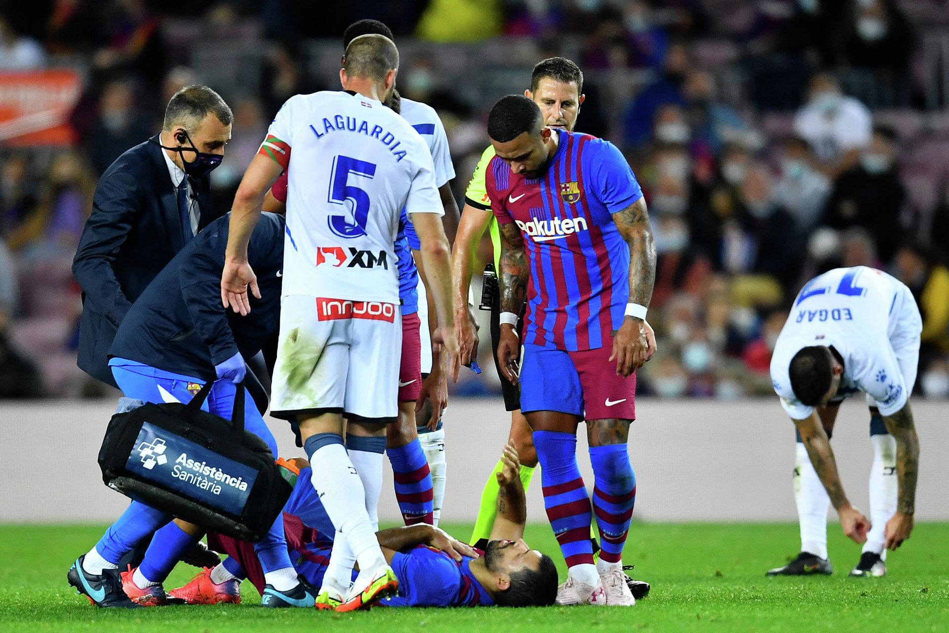 Medics assist Barcelona's Argentinian forward Kun Aguero (BOTTOM) during the Spanish League football match between FC Barcelona and Deportivo Alaves at the Camp Nou stadium in Barcelona on October 30, 2021. Medics assist Barcelona's Argentinian forward Kun Aguero (BOTTOM) during the Spanish League football match between FC Barcelona and Deportivo Alaves at the Camp Nou stadium in Barcelona on October 30, 2021. - Sputnik International, 1920, 15.12.2021