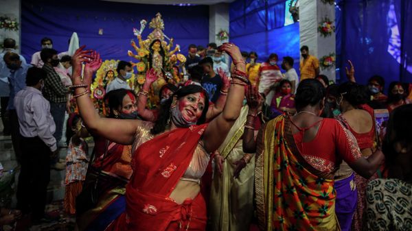 Devotees dance in rhythm in front of an idol of Hindu goddess Durga inside a pandal, a temporary structure set up to worship, during Durga Puja festival in New Delhi, India, Friday, Oct. 15, 2021 - Sputnik International