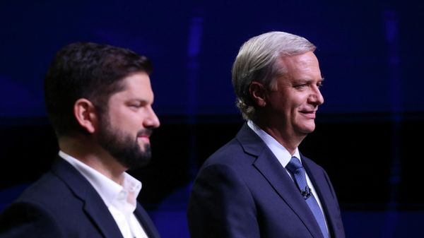 Chilean presidential candidates Gabriel Boric, of left-wing coalition 'Apruebo Dignidad' (I Approve Dignity), and Jose Antonio Kast of the far-right Republican Party, pose for pictures before a live televised debate ahead of December 19 second round presidential elections in Santiago, Chile, December 13, 2021. - Sputnik International