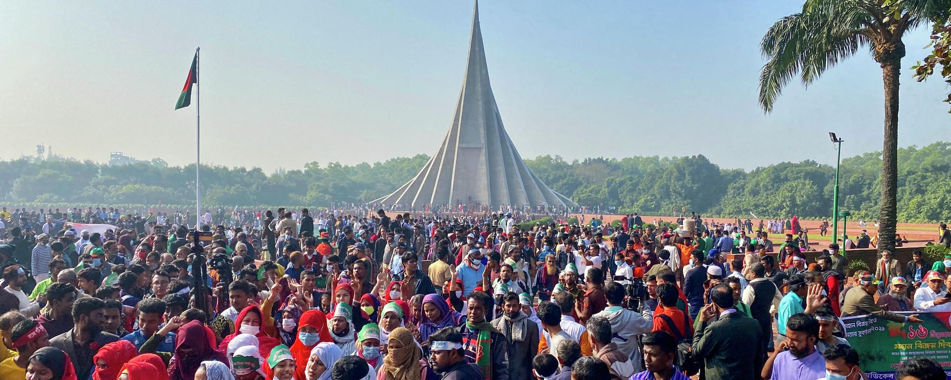 People gather to pay their respects at the 1971 independence war's martyrs national memorial to celebrate the 50th Victory Day, which marks the end of a bitter nine-month war of independence from Pakistan, in Savar on December 16, 2021. People gather to pay their respects at the 1971 independence war's martyrs national memorial to celebrate the 50th Victory Day, which marks the end of a bitter nine-month war of independence from Pakistan, in Savar on December 16, 2021. - Sputnik International, 1920, 16.12.2021