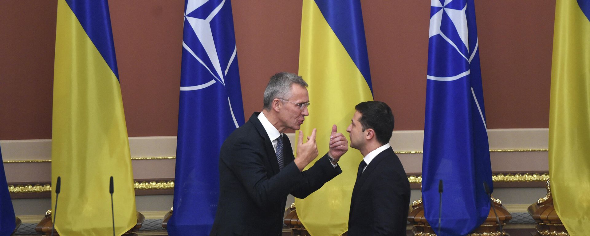 Ukrainian President Volodymyr Zelensky and NATO Secretary General Jens Stoltenberg hold a joint press conference following a meeting in Kiev on October 31, 2019 Ukrainian President Volodymyr Zelensky and NATO Secretary General Jens Stoltenberg hold a joint press conference following a meeting in Kiev on October 31, 2019 - Sputnik International, 1920, 05.10.2022