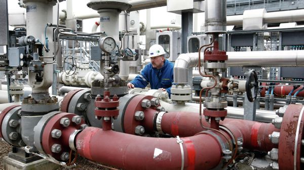 A worker inspects parts of the largest gas storage facility of Western Europe in Rehden, northern Germany - Sputnik International