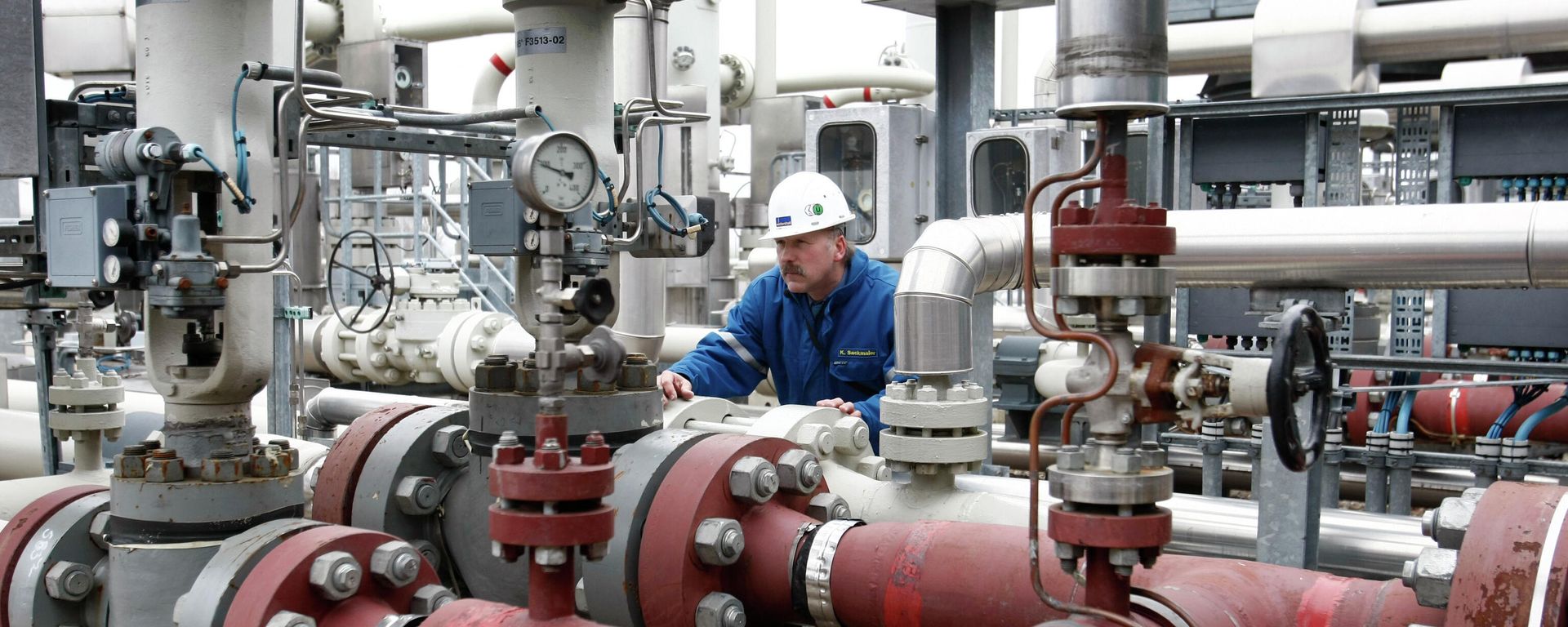 A worker inspects parts of the largest gas storage facility of Western Europe in Rehden, northern Germany A worker inspects parts of the largest gas storage facility of Western Europe in Rehden, northern Germany - Sputnik International, 1920, 01.01.2022