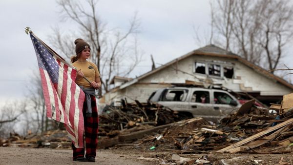Raylie Hall holds a U.S. flag as U.S. President Joe Biden surveys storm damage from tornadoes in Dawson Springs, Kentucky, U.S., December 15, 2021 - Sputnik International