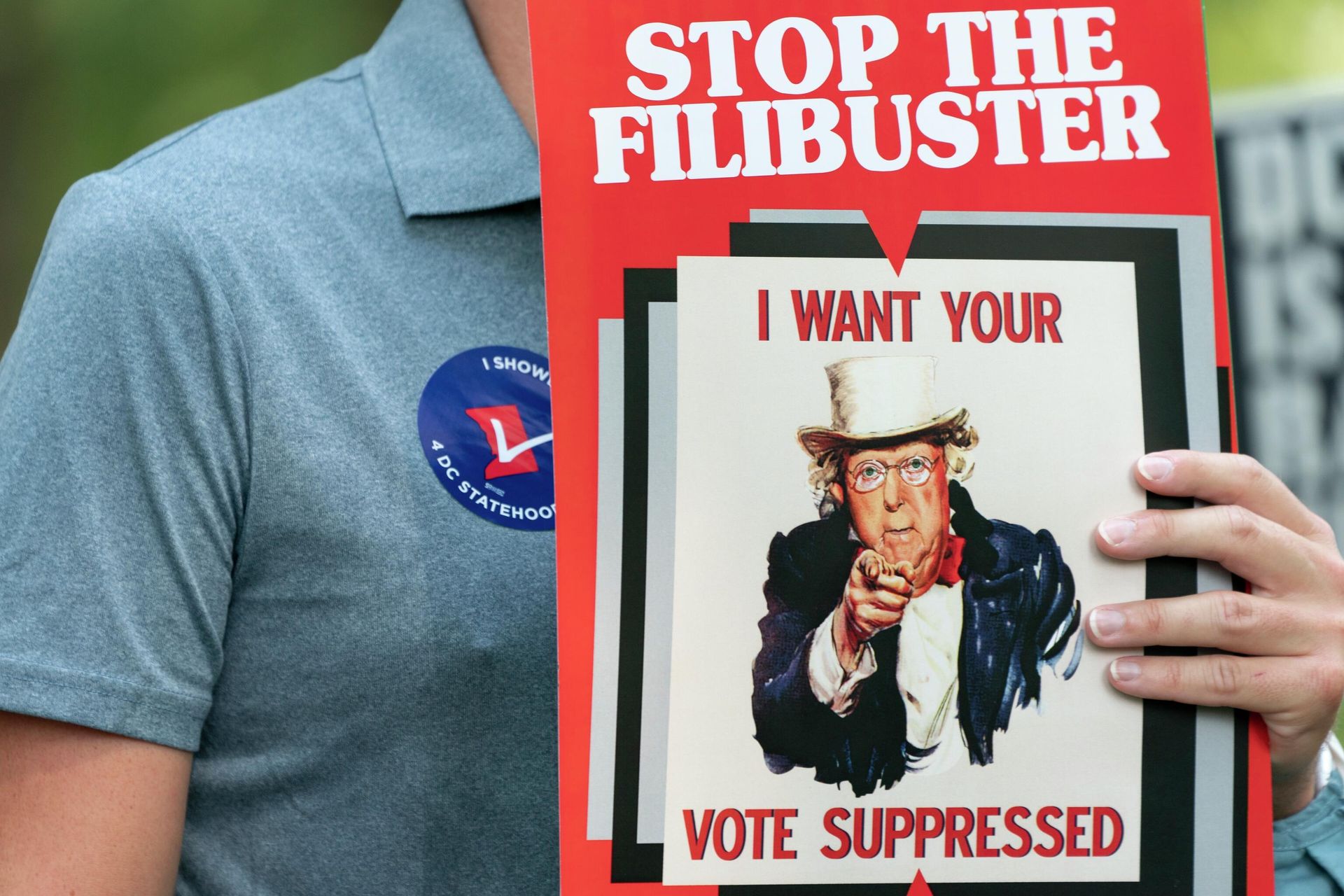 A man holds an anti-filibuster sign with the a depiction of Senate Minority Leader Mitch McConnell of R-Ky., on it, during a rally in support of voting rights, Tuesday, Sept. 14, 2021, on Capitol Hill in Washington. A man holds an anti-filibuster sign with the a depiction of Senate Minority Leader Mitch McConnell of R-Ky., on it, during a rally in support of voting rights, Tuesday, Sept. 14, 2021, on Capitol Hill in Washington. - Sputnik International, 1920, 16.12.2021