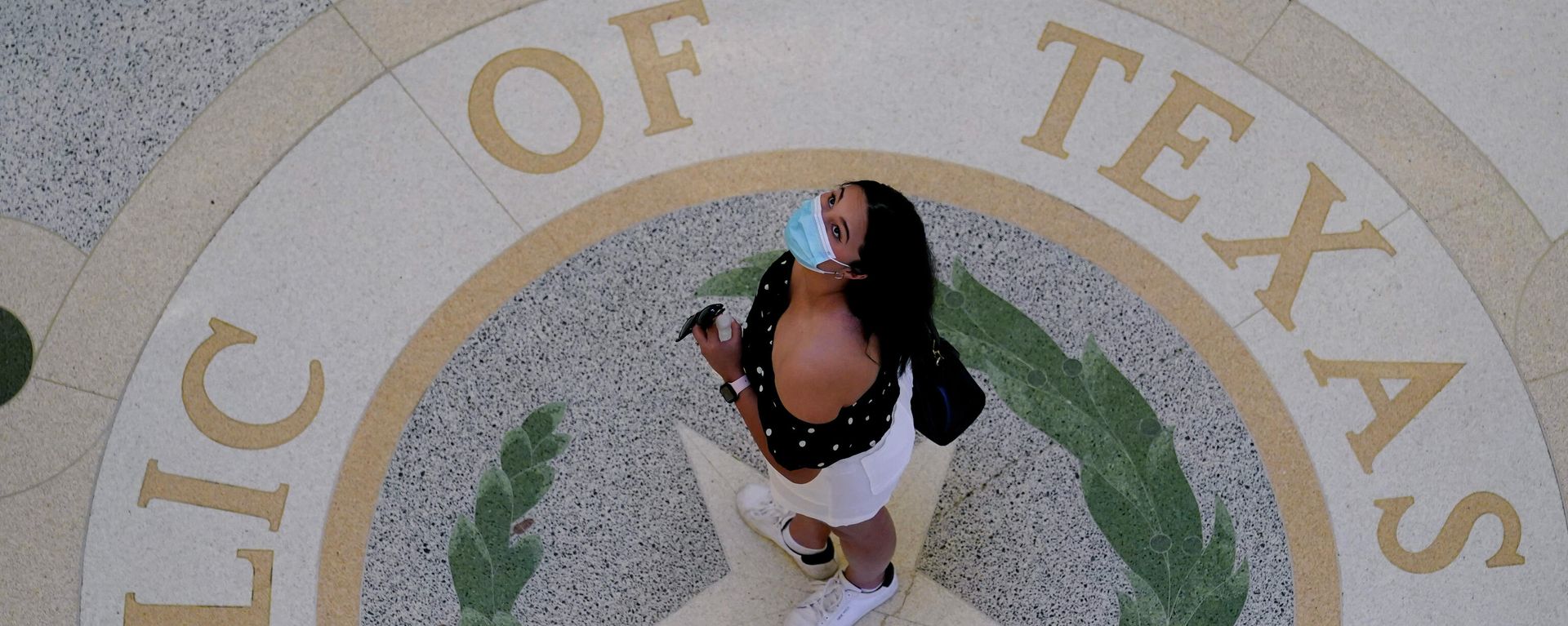 A visitor wears a protective mask during a visit to the Texas Capitol, Thursday, Aug. 12, 2021, in Austin, Texas.  - Sputnik International, 1920, 17.12.2021
