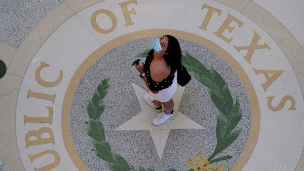 A visitor wears a protective mask during a visit to the Texas Capitol, Thursday, Aug. 12, 2021, in Austin, Texas.  - Sputnik International