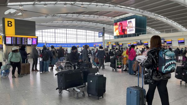 Passengers queue to check in, at Heathrow Airport in London, Monday, Nov. 29, 2021. - Sputnik International