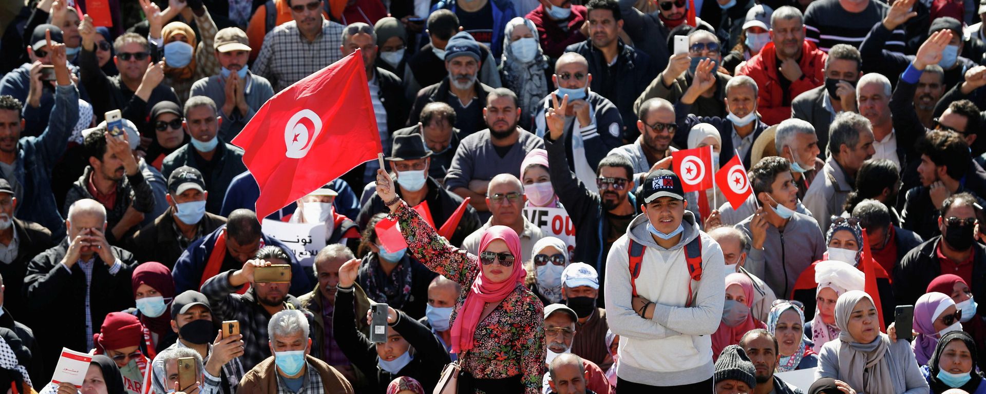 FILE PHOTO: Demonstrators hold flags during a protest against Tunisian President Kais Saied's seizure of governing powers, in front of the parliament, in Tunis, Tunisia, November 14, 2021 FILE PHOTO: Demonstrators hold flags during a protest against Tunisian President Kais Saied's seizure of governing powers, in front of the parliament, in Tunis, Tunisia, November 14, 2021 - Sputnik International, 1920, 17.12.2021