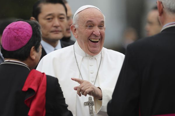 Pope Francis smiles as he prepares to depart Japan at Haneda International Airport in Tokyo, on 26 November 2019. - Sputnik International