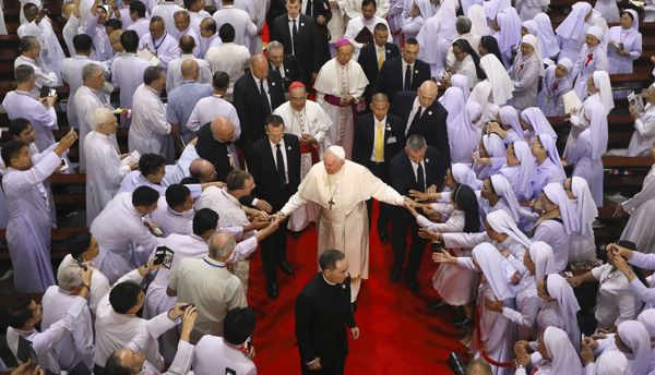 Priests, religious seminarians and Catechists touch the hands of Pope Francis as he leaves after meeting them at Saint Peter's Parish on the outskirts of Bangkok, Thailand, Friday, 22 November 2019. - Sputnik International