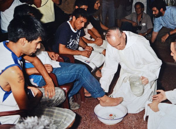 This handout picture released by Virgen De Caacupe Paris church on 20 March 2008 shows the then archbishop of Buenos Aires, Jorge Mario Bergoglio, now Pope Francis, washing the feet of drug addicts during the ceremonial opening of the Hogar de Cristo (Christ's Home) a rehabilitation centre for addicts in a shantytown of Buenos Aires. - Sputnik International